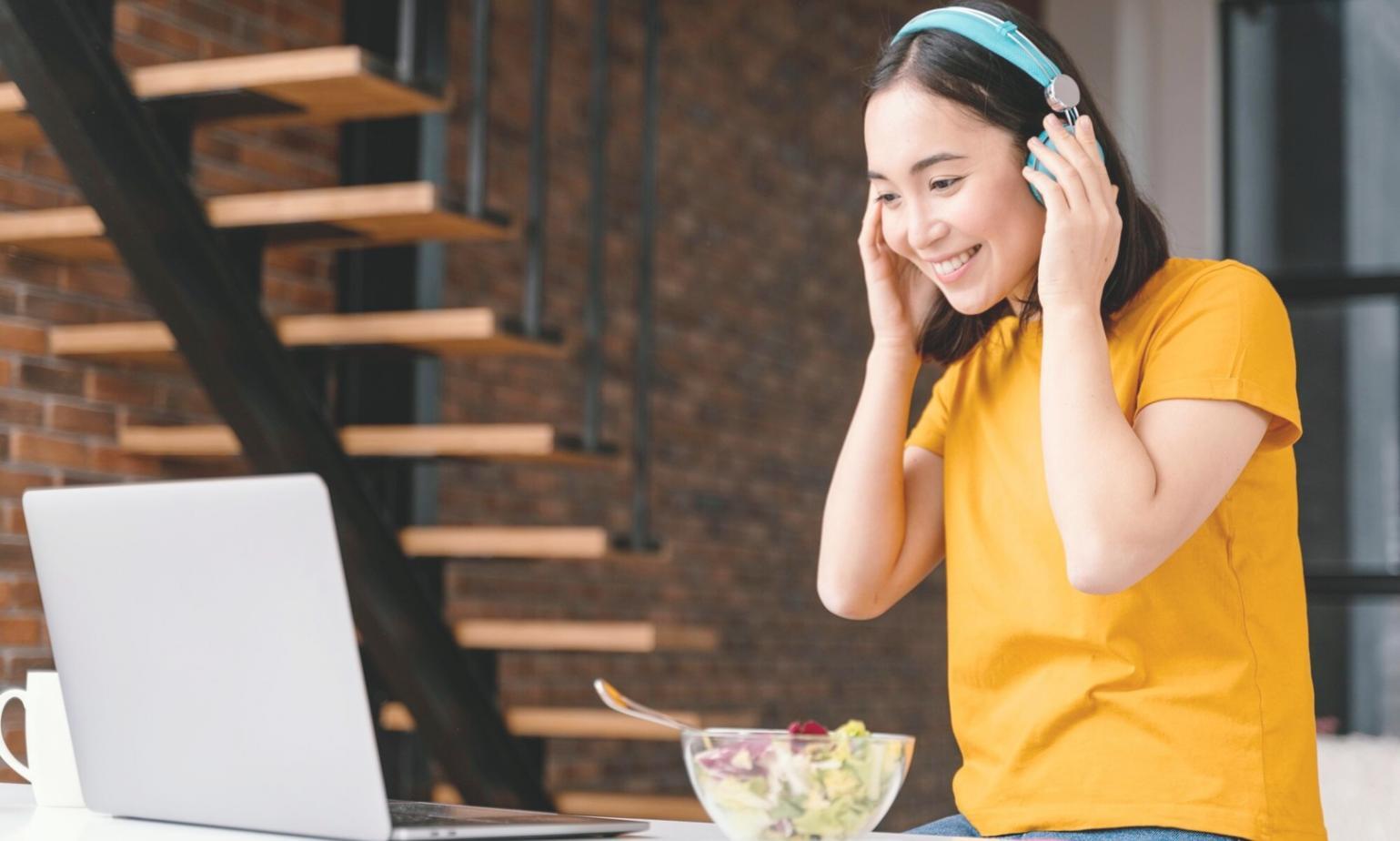 Team bei der Projektbesprechung im modernen Büro